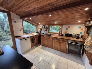 Kühlschrank, Ofen, Geschirrspüler, Kochgeschirr/Geschirr/Besteck