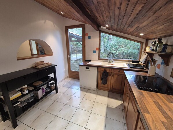 Fridge, oven, dishwasher, cookware/dishes/utensils