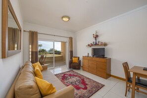 Smart TV - Sea View Apartment with Beach Access in Quinta da Barracuda Gated Condominium (Albufeira)
