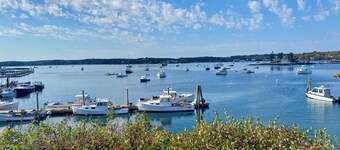 Cozy & Pet-Friendly Log Cabin with Access to a Private Beach!