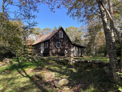 Cozy & Pet-Friendly Log Cabin with Access to a Private Beach!