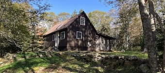 Cozy & Pet-Friendly Log Cabin with Access to a Private Beach!