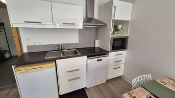 Een koelkast, een microgolfoven, een vaatwasser, een broodrooster