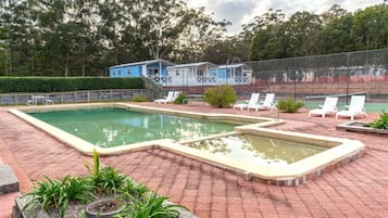 Una piscina al aire libre