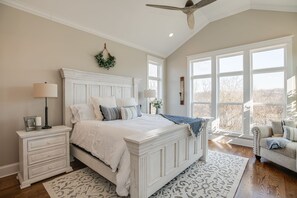 5 bedrooms, desk, iron/ironing board, travel crib