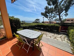 تناول الطعام بالخارج