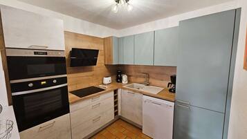 Een koelkast, een microgolfoven, een oven, een vaatwasser