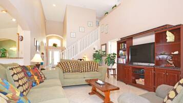 House, 5 Bedrooms | Living room