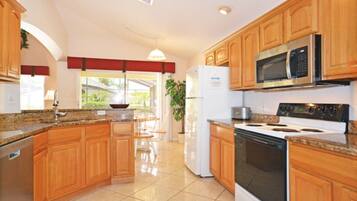 House, 5 Bedrooms | Private kitchen | Oven, cookware/dishes/utensils