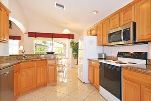 House, 5 Bedrooms | Private kitchen | Oven, cookware/dishes/utensils