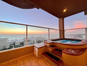 Bañera de hidromasaje cubierta