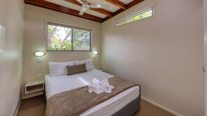 Lake View Cabin (2BR) | Free WiFi, bed sheets - Tasman Holiday Parks - Rollingstone (Rollingstone)