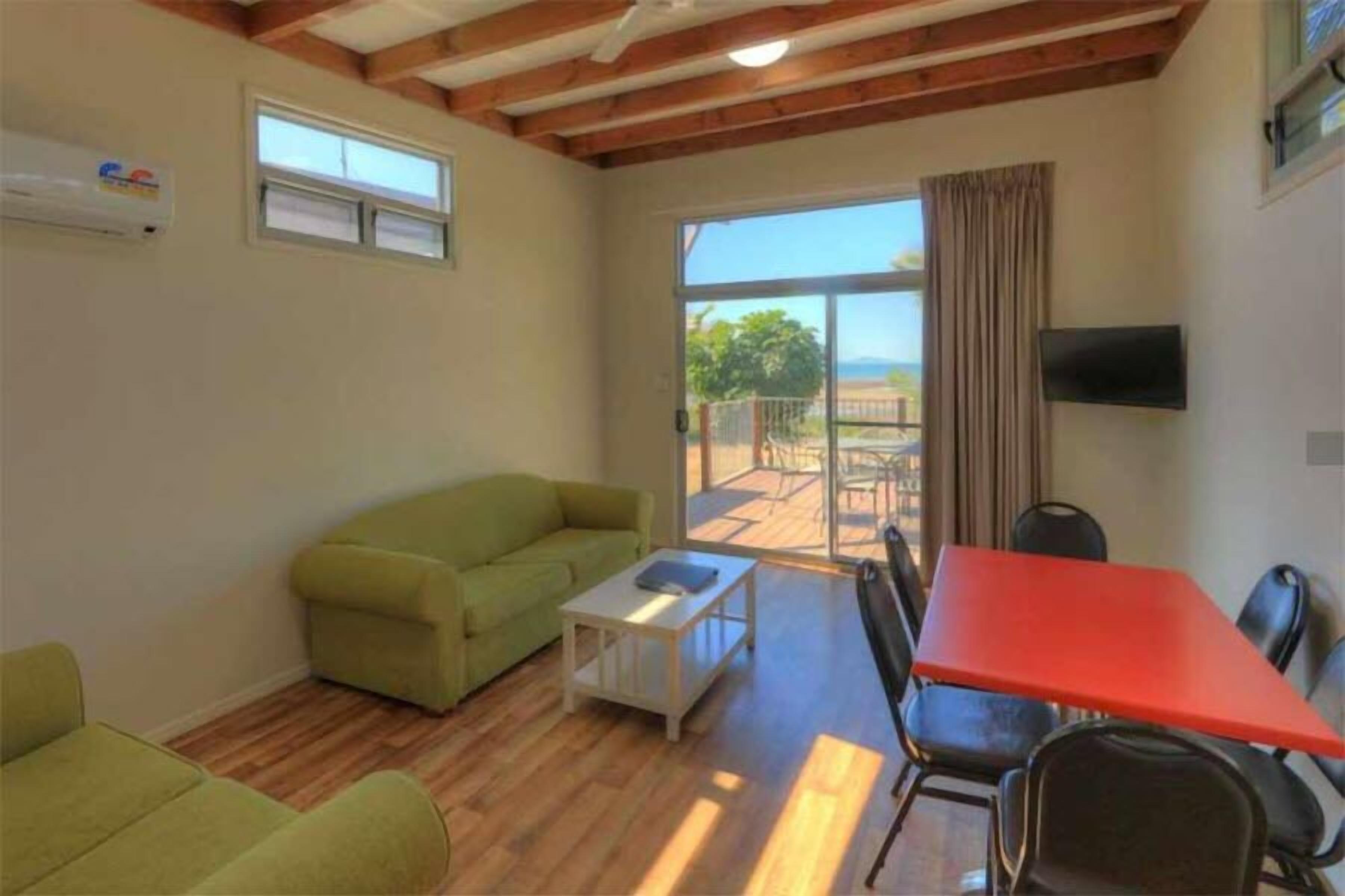 Hytte (Waterfront 2BR) | Oppholdsområde