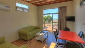 Hytte (Waterfront 2BR) | Oppholdsområde