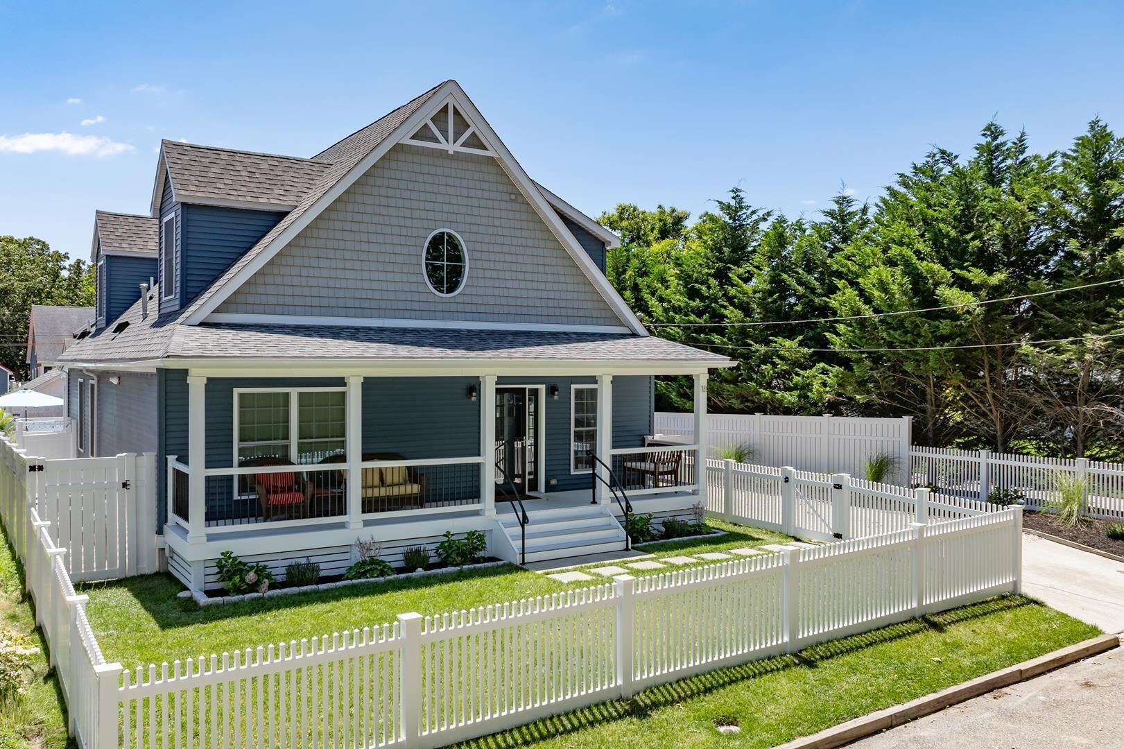 Coastal Cottage 5 houses from Del. Bay sleeps 12 with pool (dog friendly)