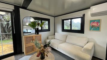 2 Bedroom Cube Cabin | Free WiFi, bed sheets