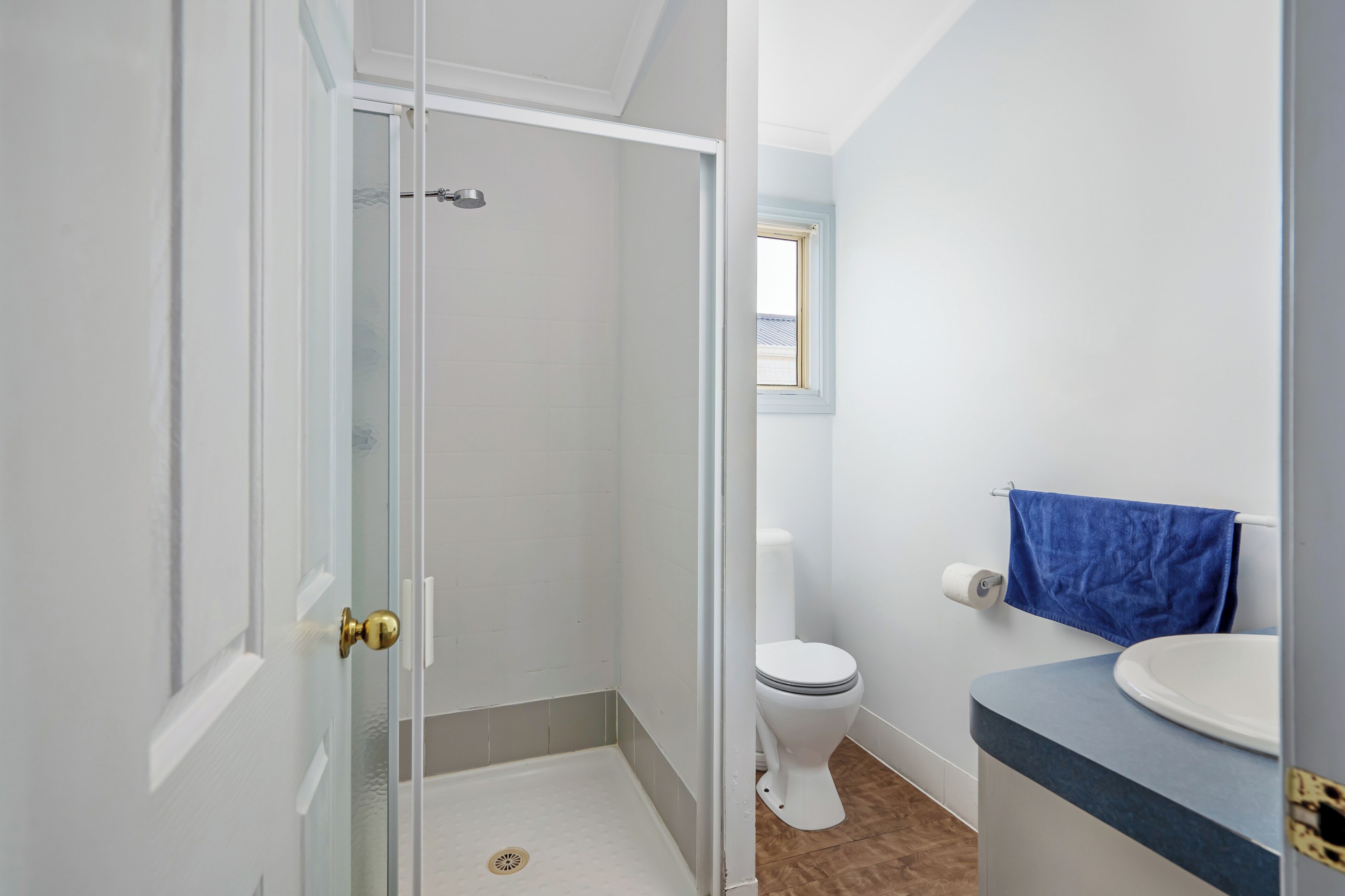 Un baño con ducha, inodoro y lavamanos.