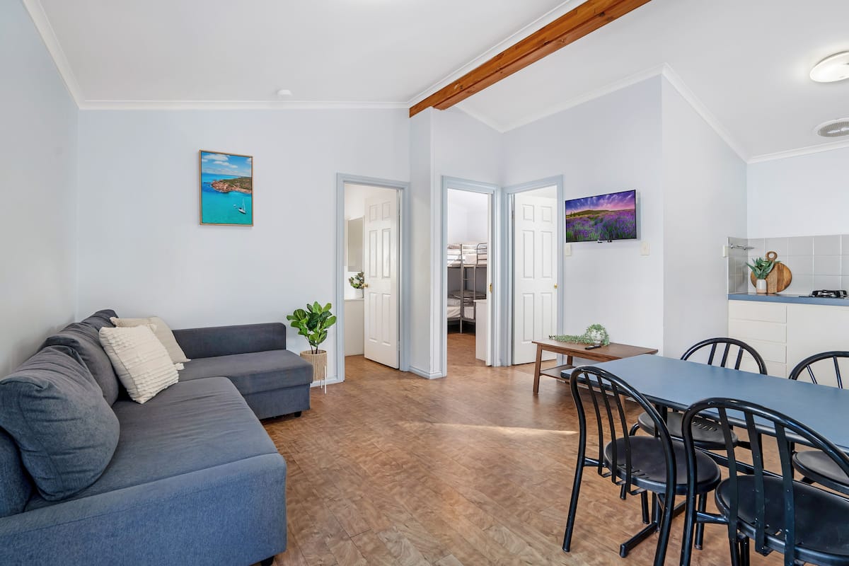 2 Bedroom Superior Sea Breeze Cabin | 客廳