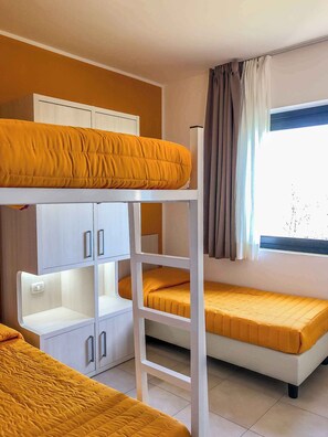 A bunk bed room with a white wardrobe and a window with curtains. - Holiday apartment with outpool (Castelnuovo del Garda)
