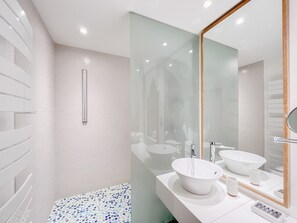 Shower, hair dryer, towels - Authentic high standing flat located in the heart of the Golden Triangle (Bordeaux)