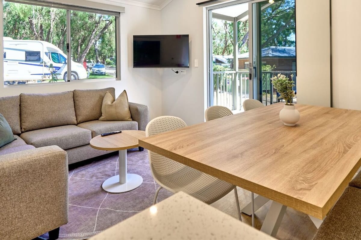Deluxe Cabin, 2 Bedrooms | Living area