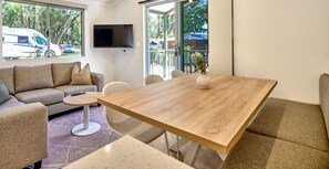 Deluxe-Ferienhütte, 2 Schlafzimmer | Wohnbereich