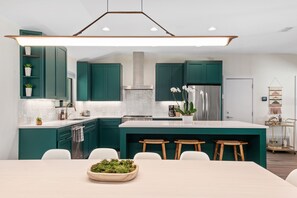 Réfrigérateur, four à micro-ondes, un four, surface de cuisson