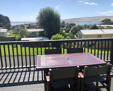 Outdoor dining. The Kakariki Cottage - Experience all that Aotea has to offer