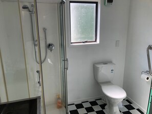 Ducha, toallas, jabón y papel higiénico