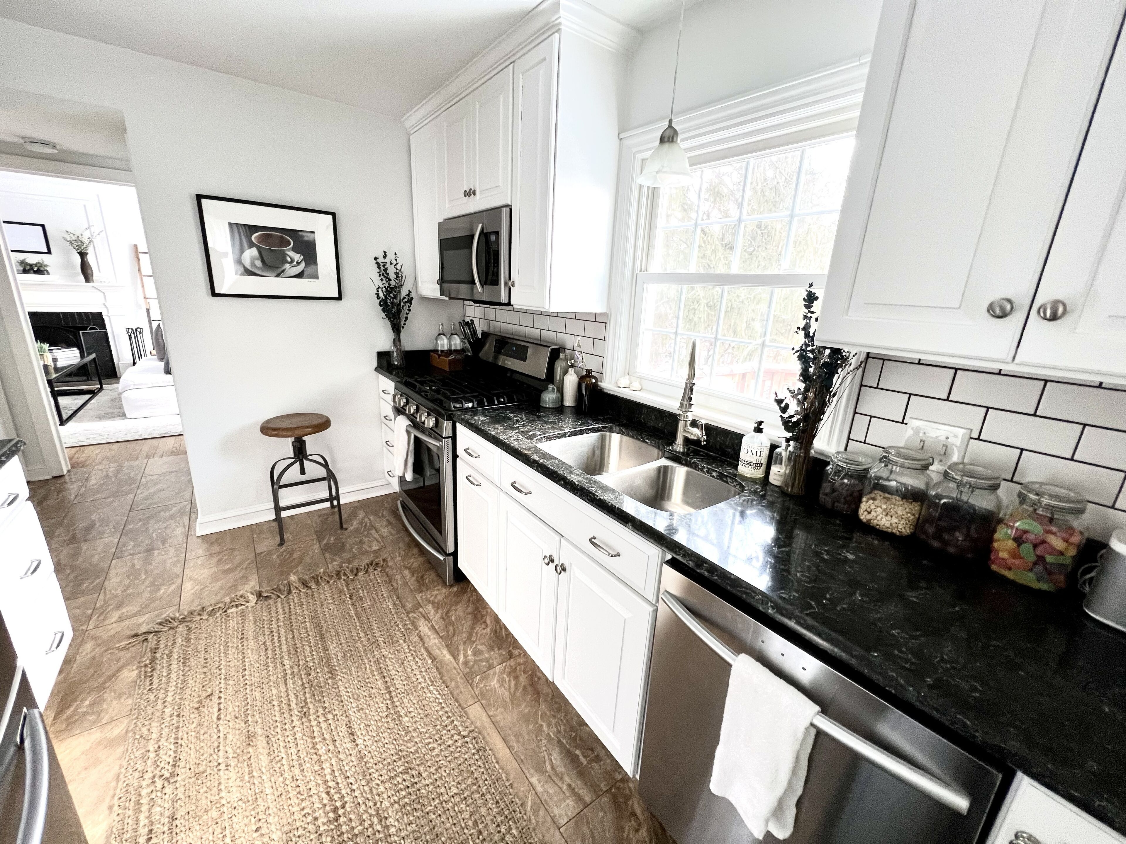 Cozy, chic, clean artist's home near downtown Lancaster, outlets, Amish country.