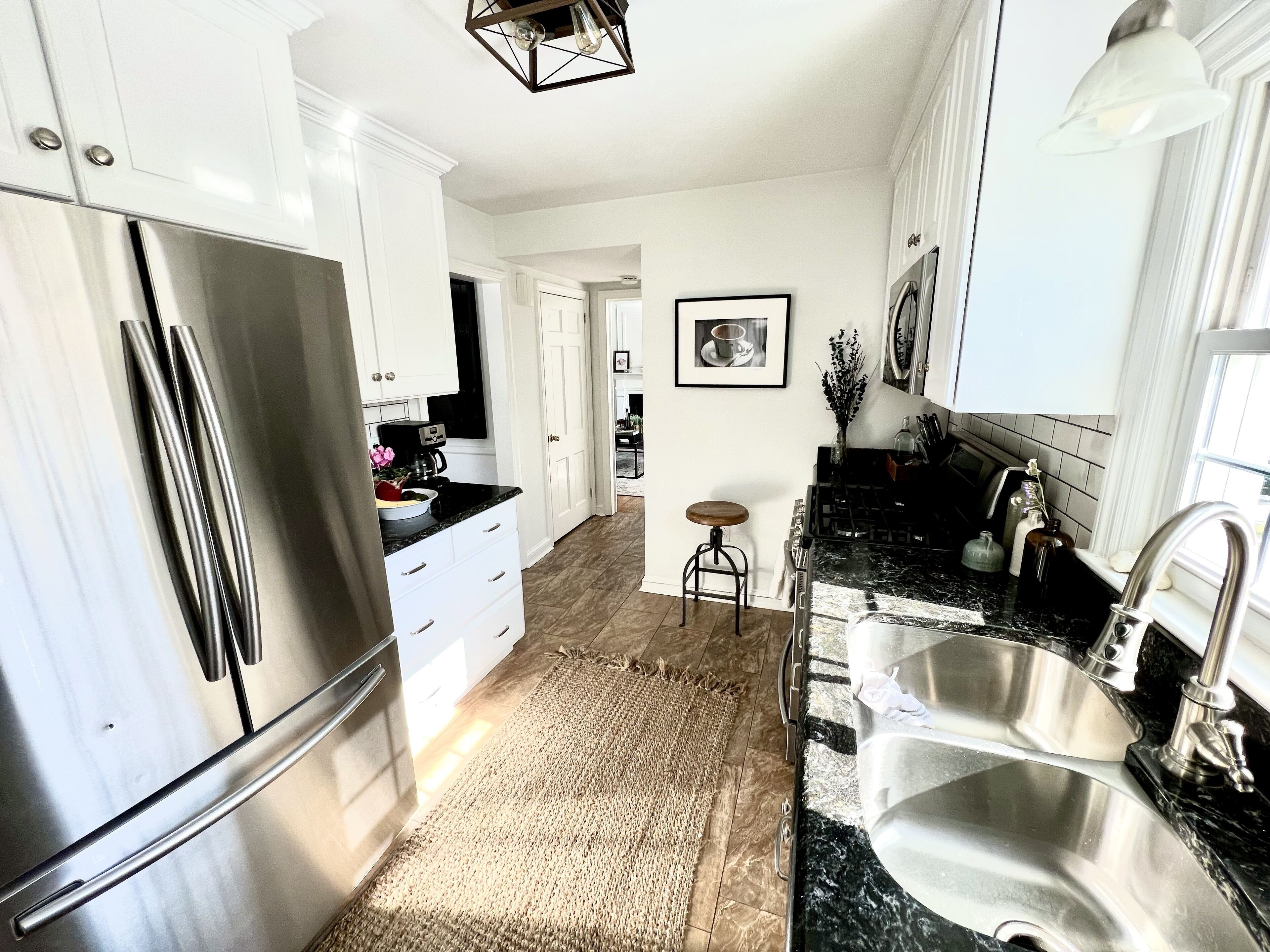 Cozy, chic, clean artist's home near downtown Lancaster, outlets, Amish country.