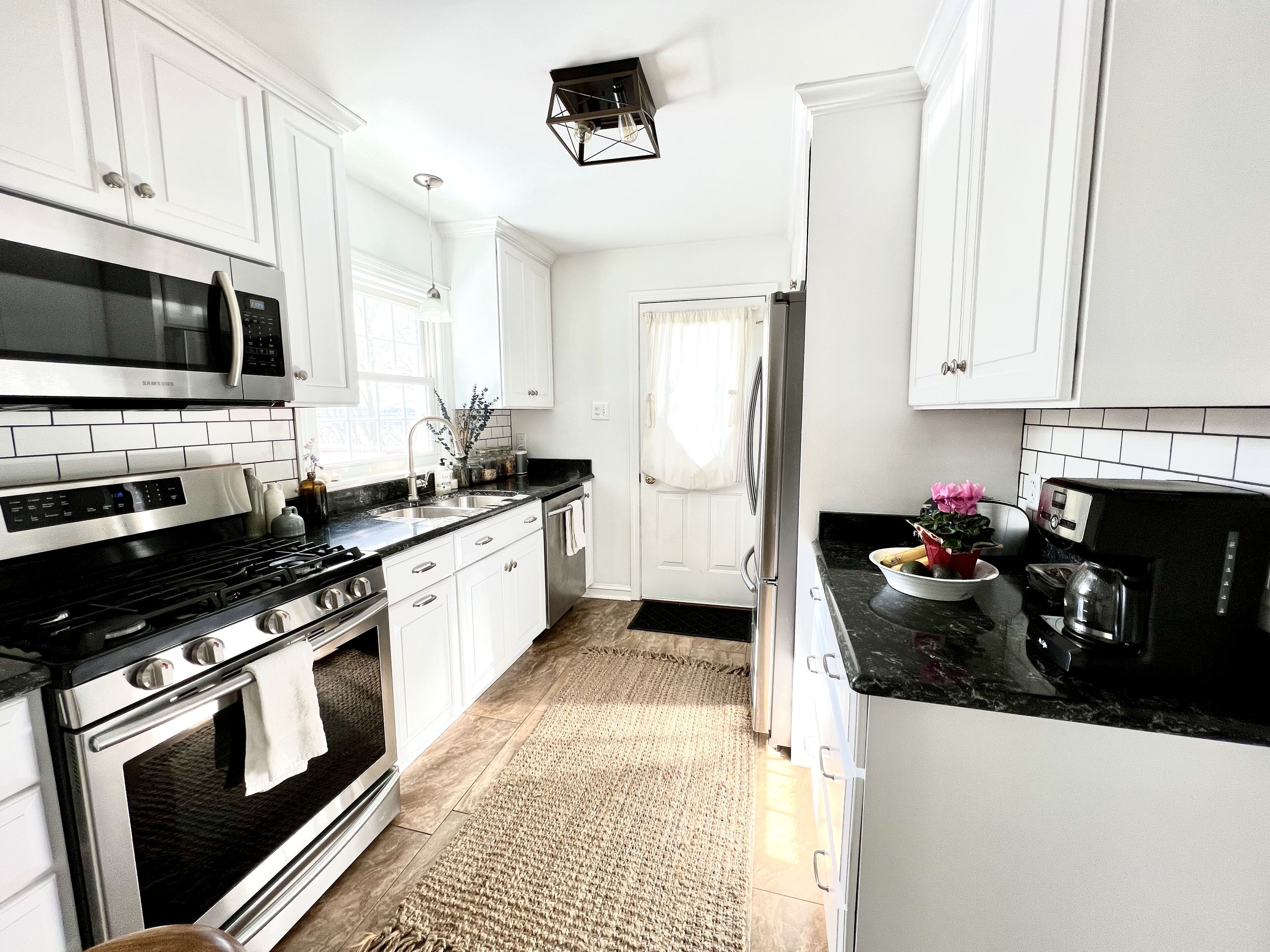 Cozy, chic, clean artist's home near downtown Lancaster, outlets, Amish country.