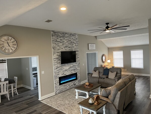 Smart TV, fireplace - Come relax at this beautiful Livingston lake front! (Pointblank)