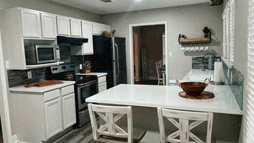 KylskÄp, mikrovÄgsugn, ugn och spishÀll