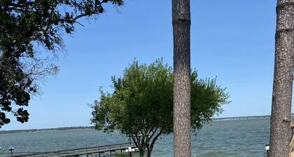 Come relax at this beautiful Livingston lake front!