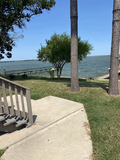 Come relax at this beautiful Livingston lake front!