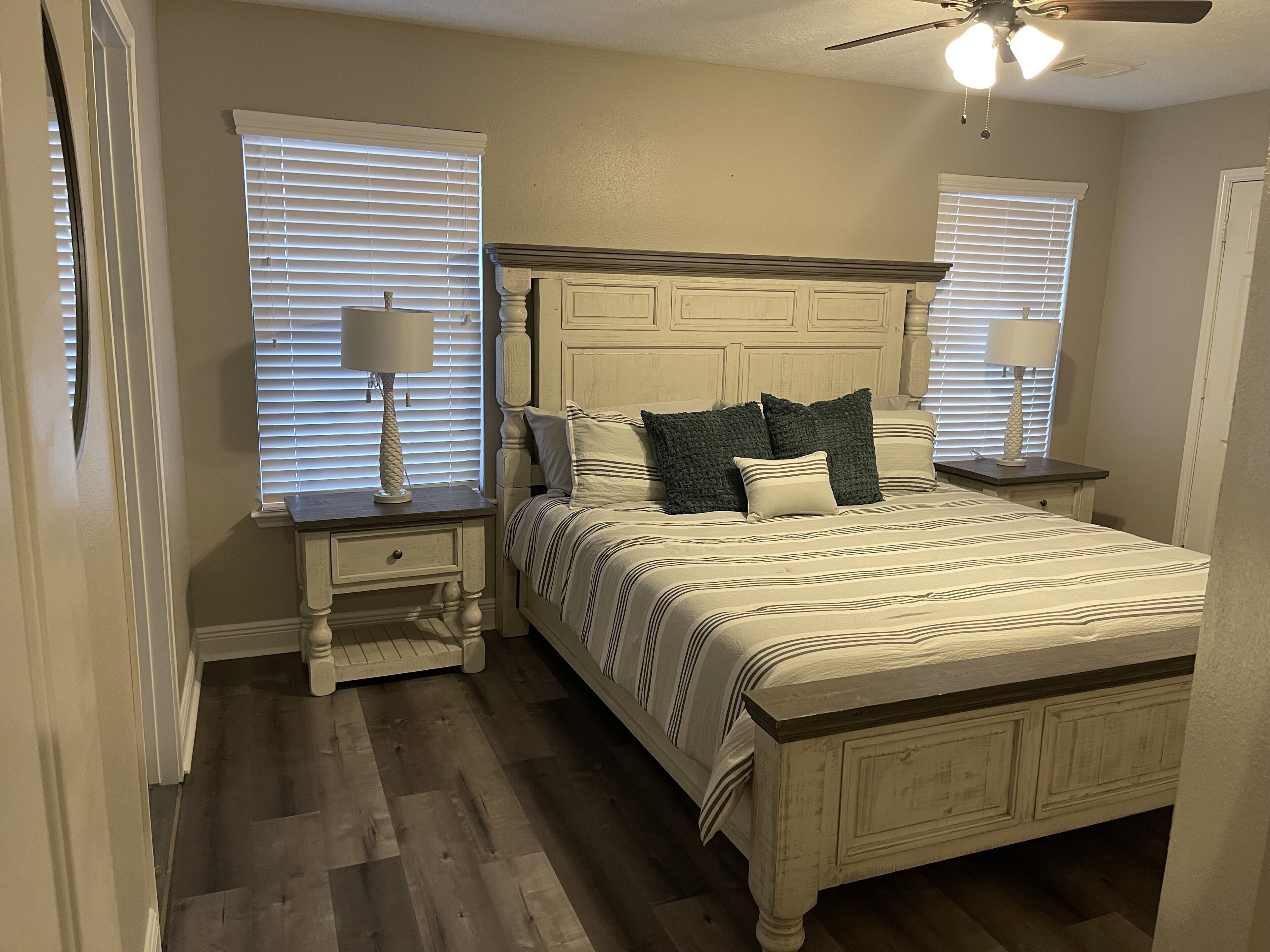 4 bedrooms, desk, WiFi (free), bed sheets