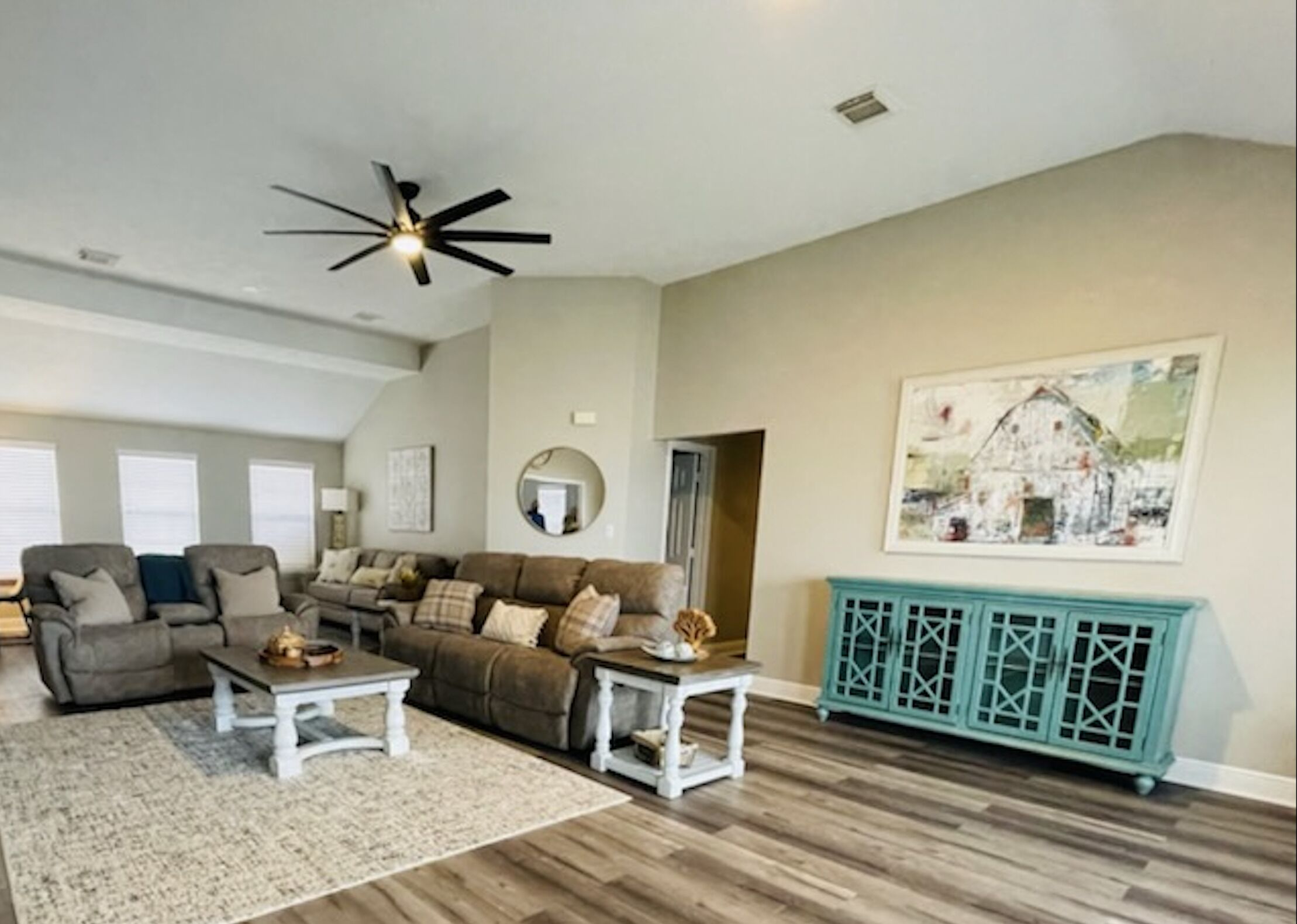 Come relax at this beautiful Livingston lake front!