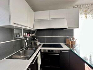 Kjøleskap, ovn, kokeplater og brødrister