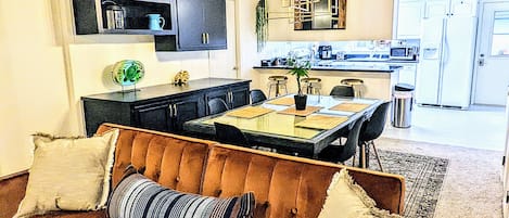 Smart TV, chimenea, videojuegos, futbolito