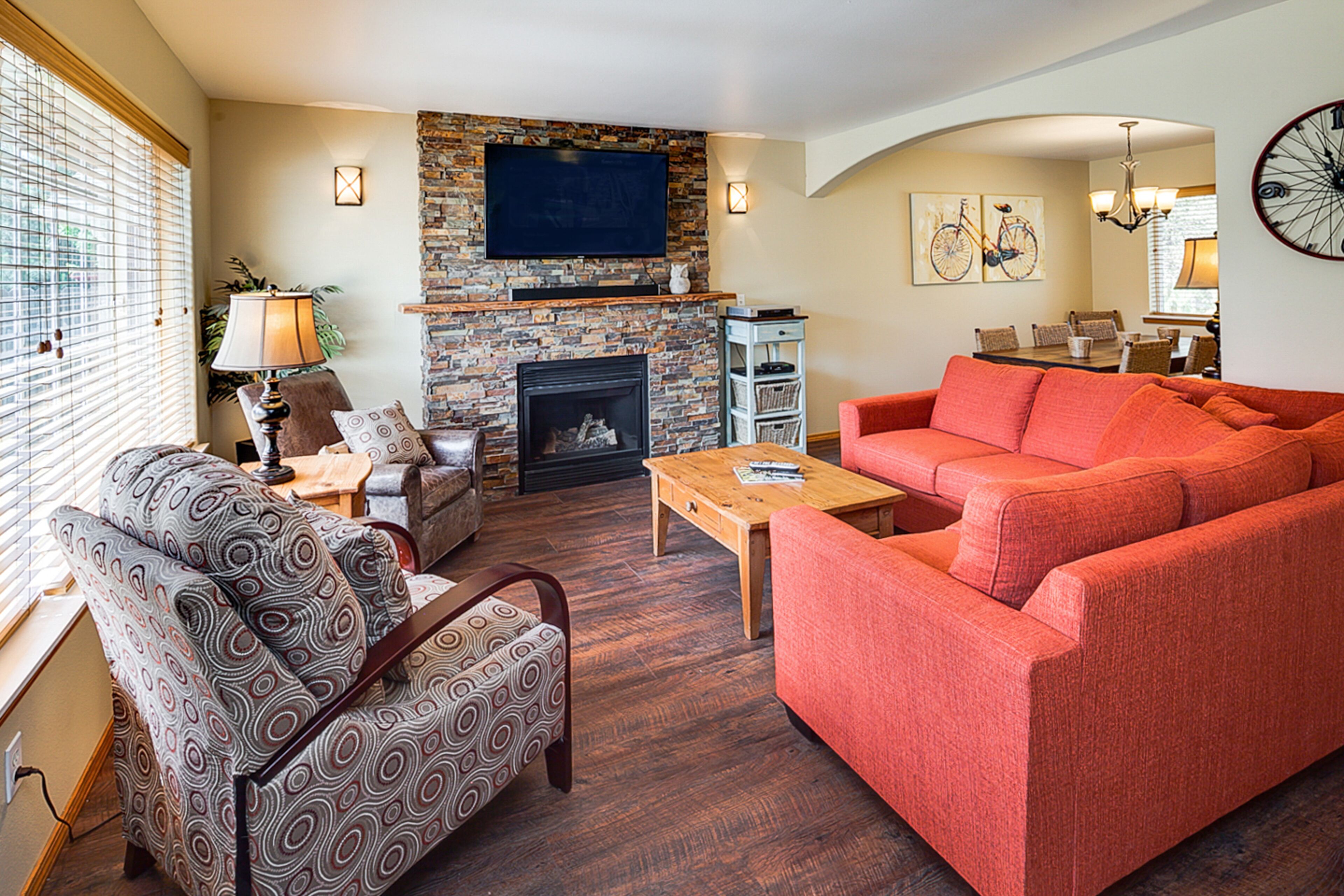 Bend retreat with inviting patio, fireplace & firepit - close to dining, skiing