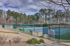 A tennis court with a green fence, benches, and a small shed. - Lake Keowee Resort Condo w/ Fantastic View (Salem)