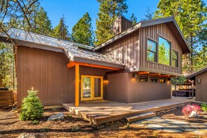 Exterior - Opulent home with fairway view, fireplaces, huge deck, & hot tub (Black Butte Ranch)