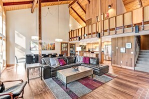 Fernseher, Kamin, DVD-Player, Bücher