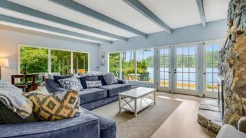 Tv, eldstad och böcker