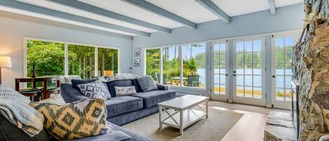 テレビ、暖炉、書庫