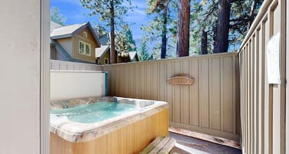 Stunning Sunriver retreat with private hot tub, bike, SHARC passes & fireplace