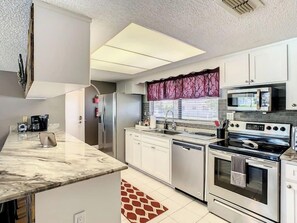 Fridge, microwave, oven, stovetop - LAKEFRONT HOUSE W/ HEATED POOL (Port Richey)