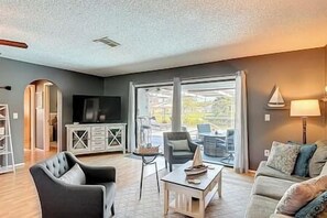 TV, books - LAKEFRONT HOUSE W/ HEATED POOL (Port Richey)