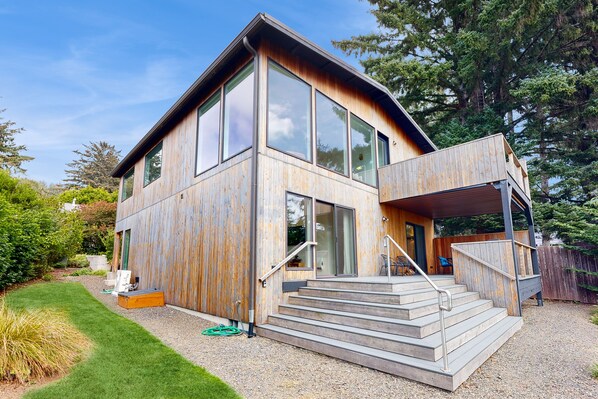 Exterior - Quiet, modern home with beautiful views - within walking distance to beach (Neahkahnie)